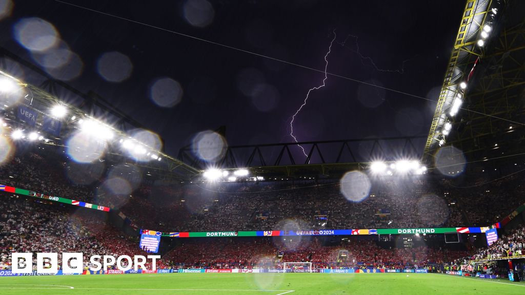 闪电和大雨暂时中止德国对阵丹麦的 2024 年欧洲杯比赛